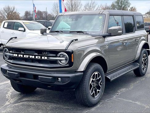 New 2025 Ford Bronco Outer Banks image 2