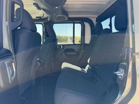 Used 2025 Jeep Gladiator Sport image 12