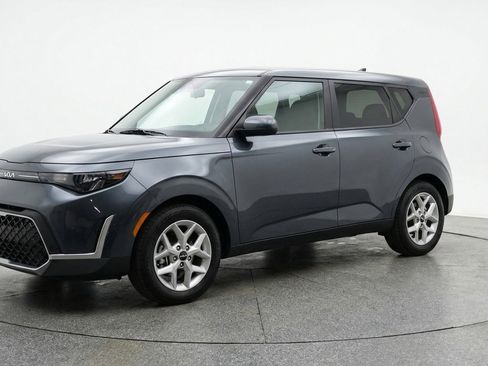Used 2025 Kia Soul LX w/ LX Technology Package image 3