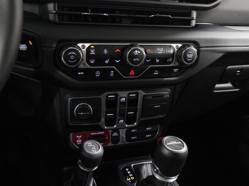 Used 2025 Jeep Gladiator Mojave w/ Convenience Group image 14