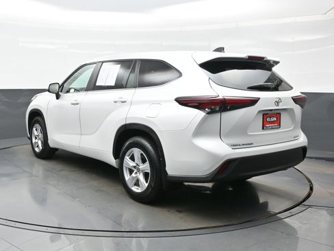 Used 2024 Toyota Highlander LE AWD/4WD image 4