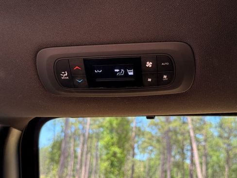 Used 2021 Chrysler Pacifica Touring w/ S Appearance Package FWD image 31