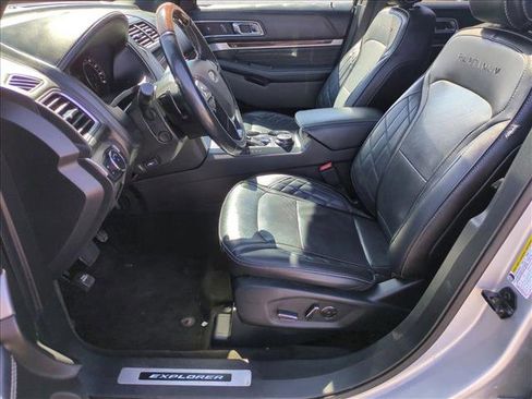 Used 2017 Ford Explorer Platinum image 17