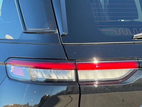 New 2025 Jeep Grand Cherokee Altitude image 9