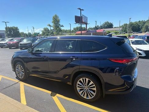 Used 2023 Toyota Highlander Platinum FWD image 10