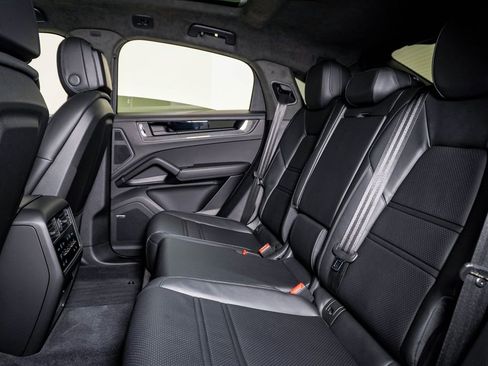 Certified 2025 Porsche Cayenne GTS AWD/4WD image 17