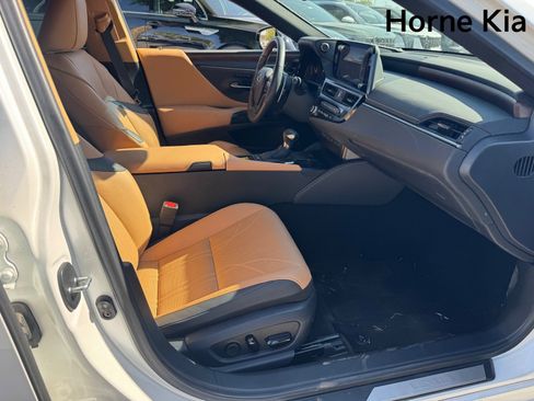 Used 2024 Lexus ES 300h w/ Luxury Package FWD image 26