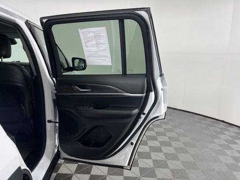 Used 2023 Jeep Grand Cherokee Limited image 44