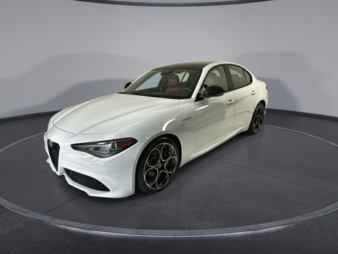 Used 2022 Alfa Romeo Giulia Veloce RWD image 4