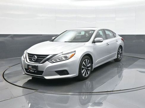 Used 2016 Nissan Altima 2.5 SV w/ Convenience Package FWD image 3