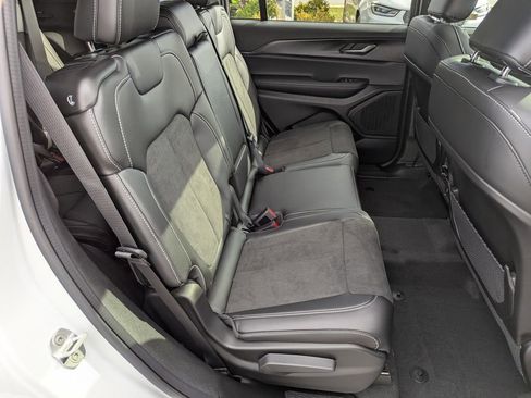 New 2025 Jeep Grand Cherokee L Altitude image 36