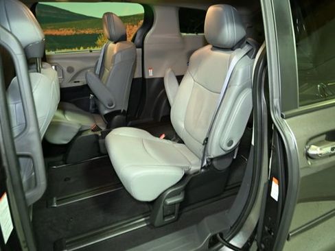 Used 2024 Toyota Sienna Limited image 39