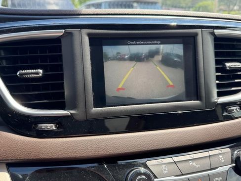 Used 2020 Chrysler Pacifica Touring w/ Cold Weather Group FWD image 23