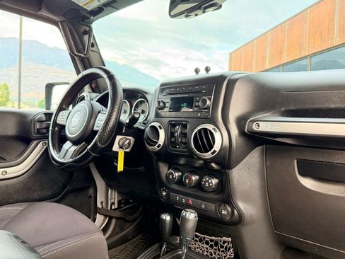 Used 2013 Jeep Wrangler Unlimited Rubicon w/ Connectivity Group AWD/4WD image 14