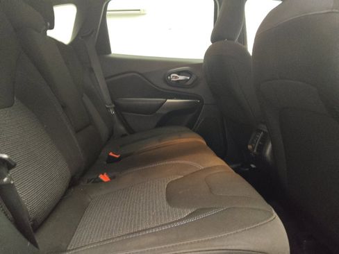 Used 2020 Jeep Cherokee Latitude w/ Cold Weather Group FWD image 19