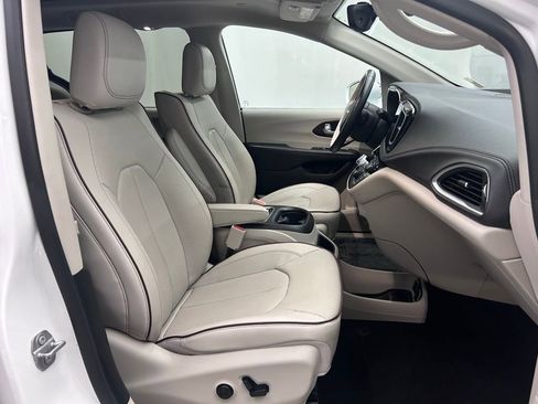 Used 2017 Chrysler Pacifica Limited image 20