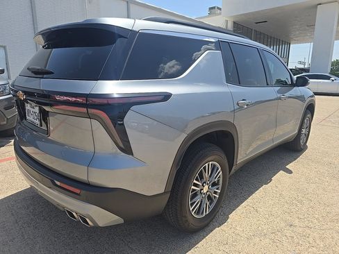 Used 2025 Chevrolet Traverse LT FWD image 4