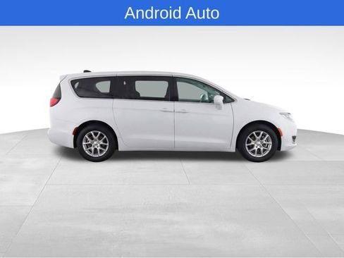 Used 2024 Chrysler Pacifica Touring-L FWD image 8