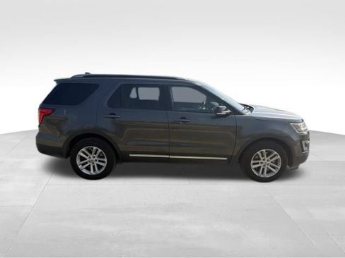 Used 2017 Ford Explorer XLT w/ Equipment Group 202A FWD image 2