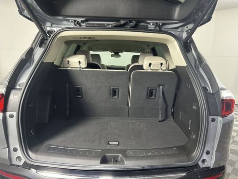 Used 2024 Buick Enclave Essence image 4