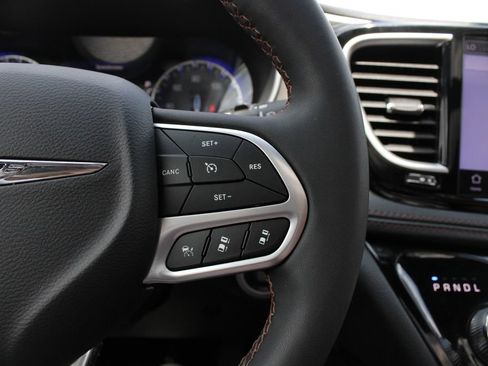 Used 2026 Chrysler Pacifica Pinnacle FWD image 13