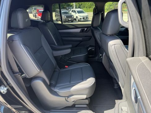 Used 2025 Buick Enclave Sport Touring w/ LPO, Floor Liner Package FWD image 10
