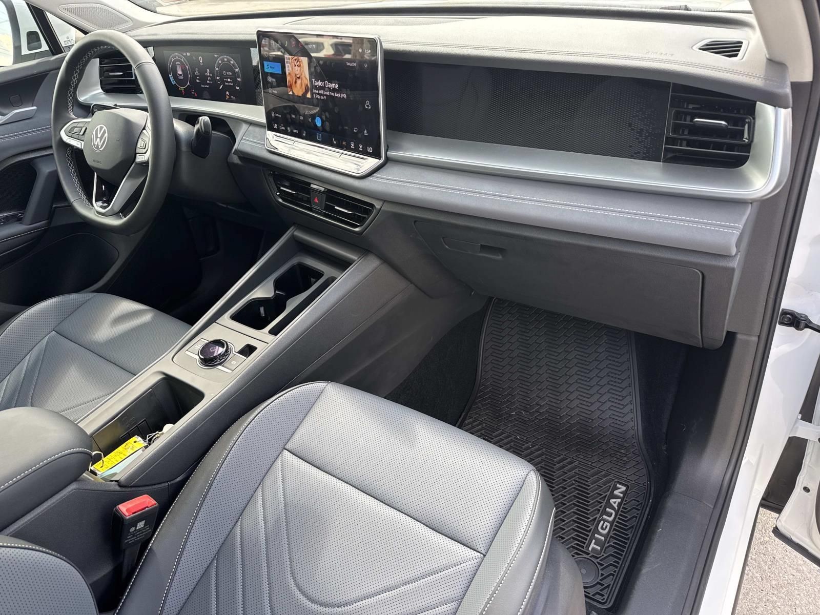 Used 2026 Volkswagen Tiguan SE FWD image 11