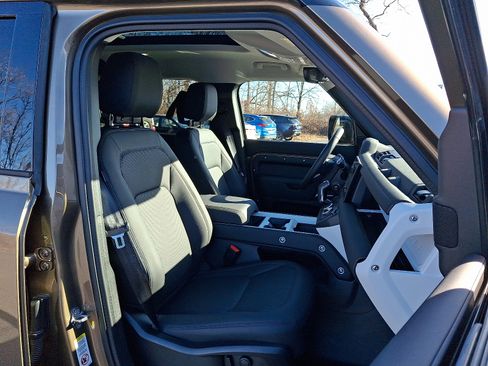 Used 2025 Land Rover Defender 110 S image 3