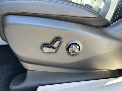 Used 2024 Chrysler Pacifica Touring-L image 10