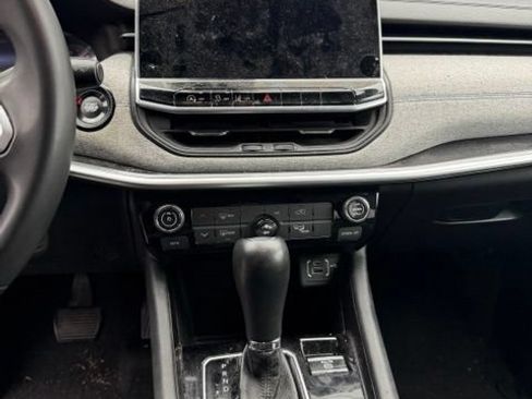 Used 2024 Jeep Compass Latitude AWD/4WD image 4