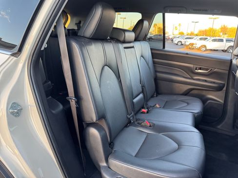Used 2024 Toyota Grand Highlander AWD Hybrid image 17