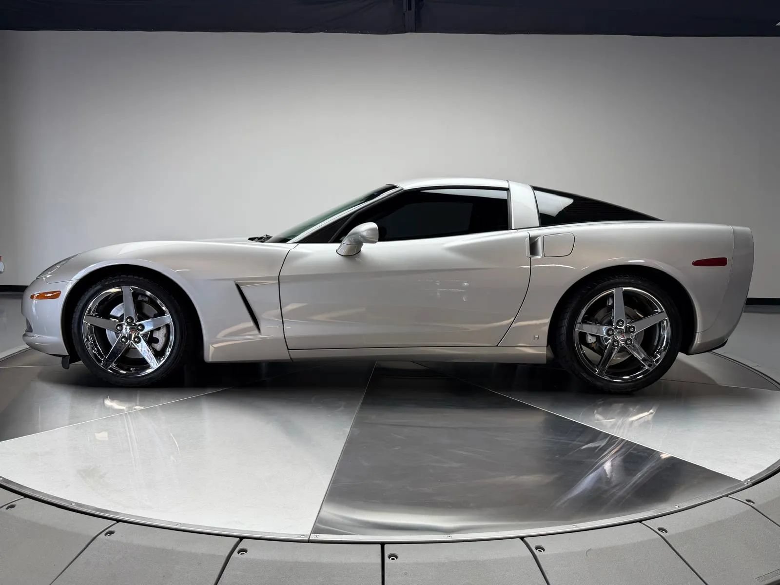 Used 2006 Chevrolet Corvette Coupe w/ Preferred Equipment Group RWD image 4