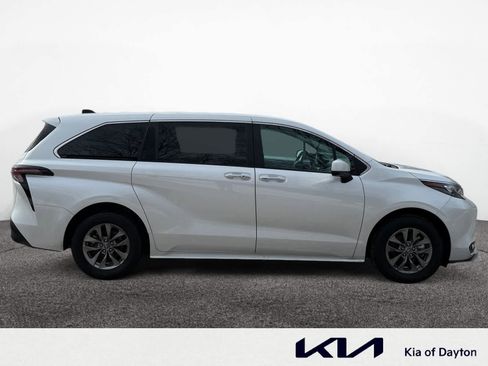 Used 2025 Toyota Sienna XLE image 6