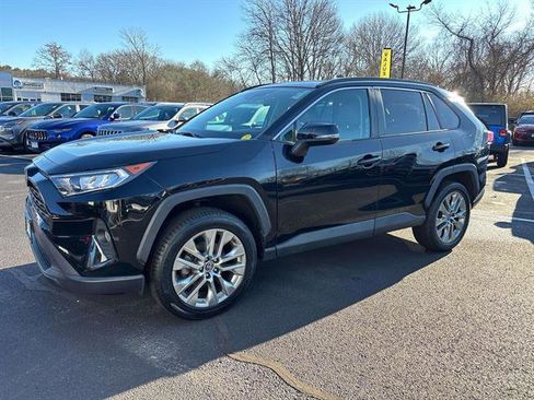 Used 2020 Toyota RAV4 XLE Premium image 4