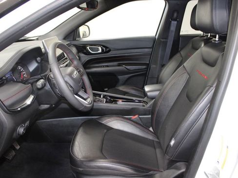 Used 2025 Jeep Compass Trailhawk AWD/4WD image 19