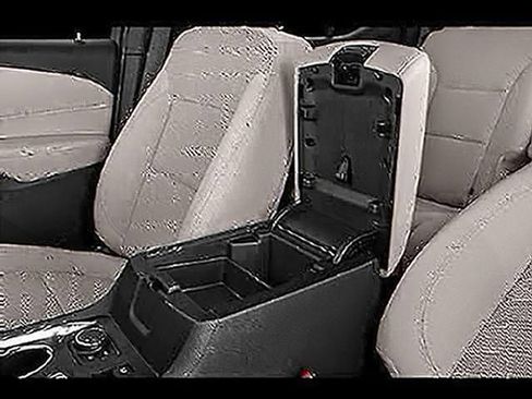 Used 2023 Chevrolet Traverse LT AWD/4WD image 2