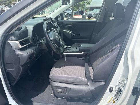 Used 2022 Toyota Highlander LE FWD image 16