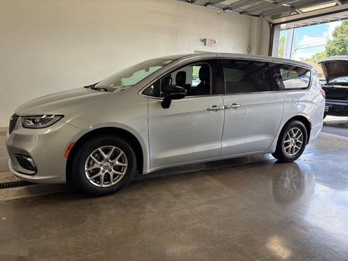 Used 2024 Chrysler Pacifica Touring-L FWD image 1