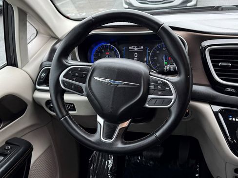 Used 2017 Chrysler Pacifica Touring-L image 18