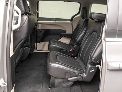 Used 2023 Chrysler Pacifica Touring-L FWD image 29