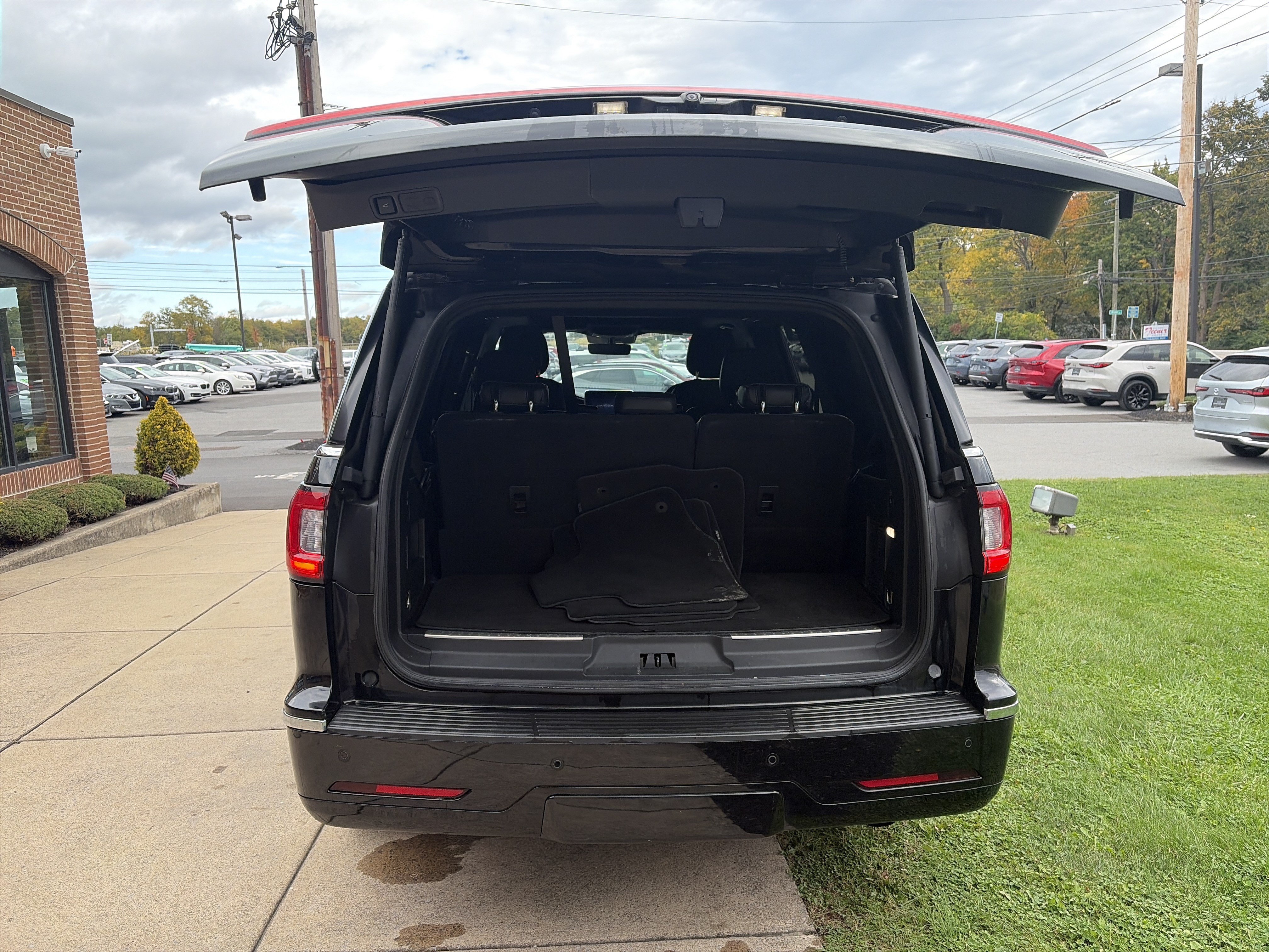 Used 2018 Lincoln Navigator Select AWD/4WD image 5