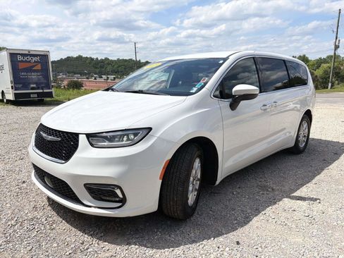 Used 2023 Chrysler Pacifica Touring-L FWD image 24