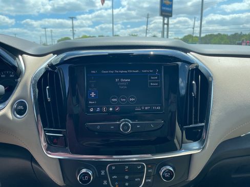 Used 2023 Chevrolet Traverse LS image 5