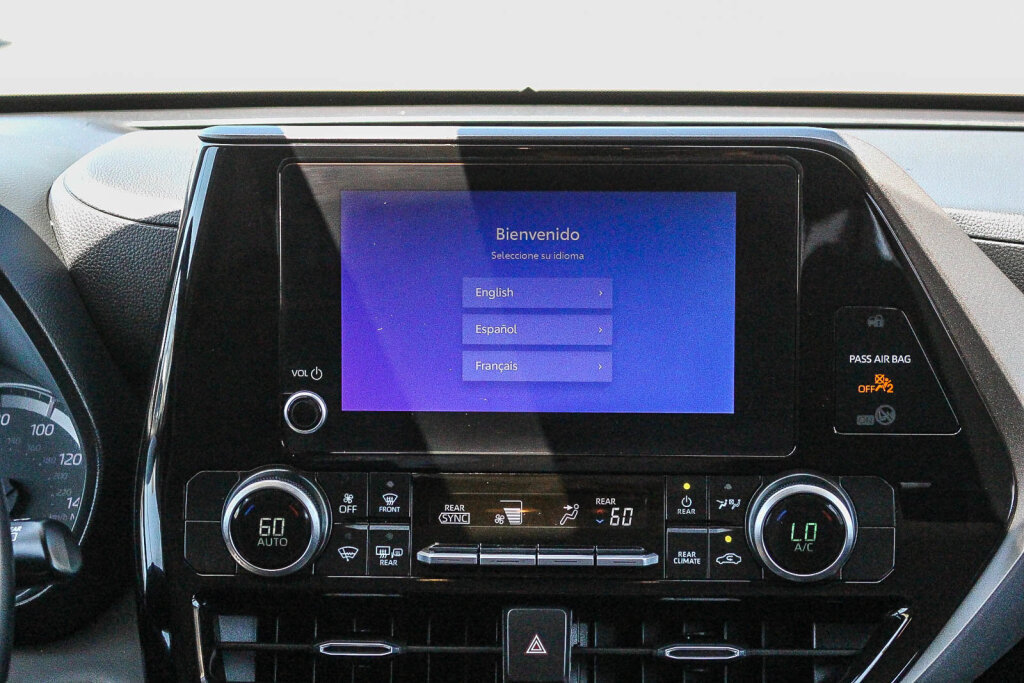 Used 2025 Toyota Highlander LE FWD image 4