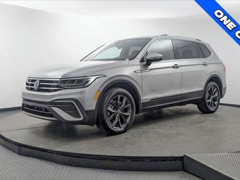 Used 2023 Volkswagen Tiguan SE FWD image 2