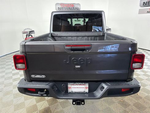 Used 2023 Jeep Gladiator Willys image 5