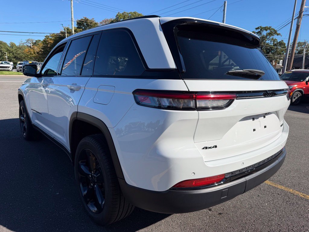 Used 2024 Jeep Grand Cherokee Limited w/ Black Appearance Package AWD/4WD image 4