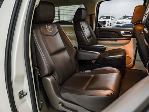 Used 2014 Cadillac Escalade ESV Platinum RWD image 28