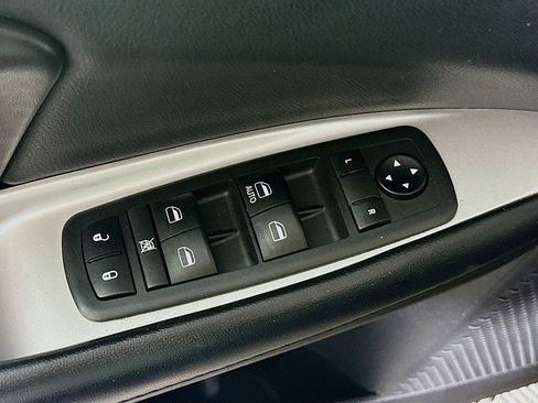 Used 2018 Dodge Journey SE image 17