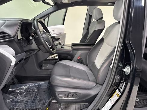 Used 2022 Toyota Sienna XSE FWD image 16